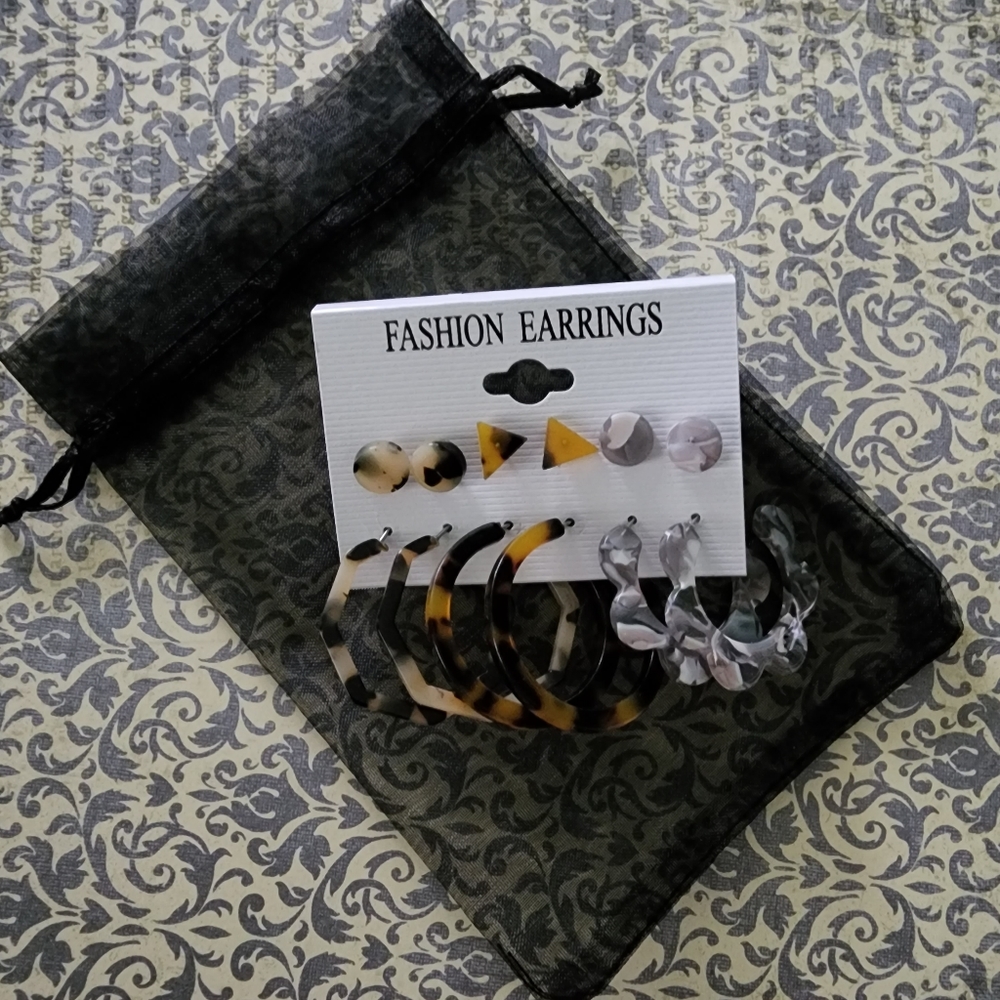 6 paired of trendy earrings hoops and studs, hypoallergenic, nickel free, light